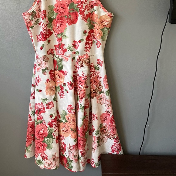 Cute Flowy Floral Dress - Picture 3 of 3